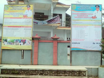 Pemasangan Banner APB Desa oleh Pemdes Sidomulyo sebagai wujud transparansi publik